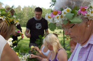 Making daisy and oak wreaths